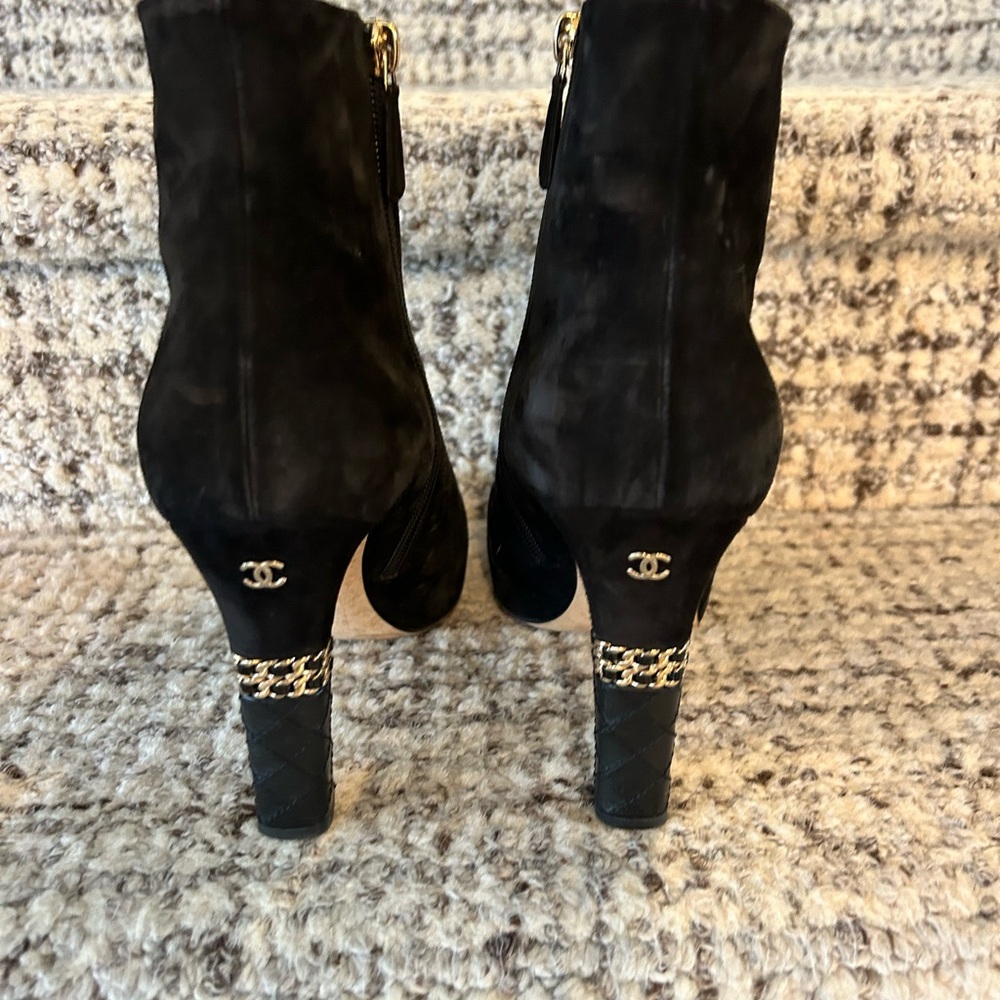 Classy Sued Chanel boots w leather tip.  Gold Chanel logo  on heel - Picture 3 of 4